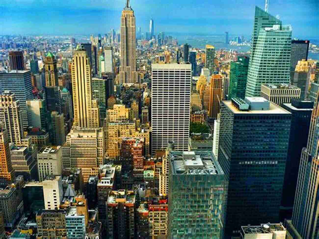 Family Looking At The Panoramic View Of New York City From The Empire State Building Top 30 Family Activities New York City (USA 4)