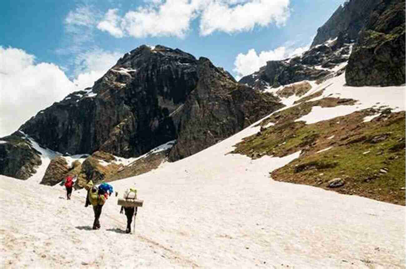 Trek To Hampta Pass Explore The Wilderness 20 Things To Do In Manali (20 Things (Discover India) 9)